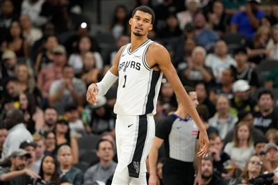 Wenbanyama showed off his physical talent and blocked 2 shots in the first quarter, while the Pelicans only had 1