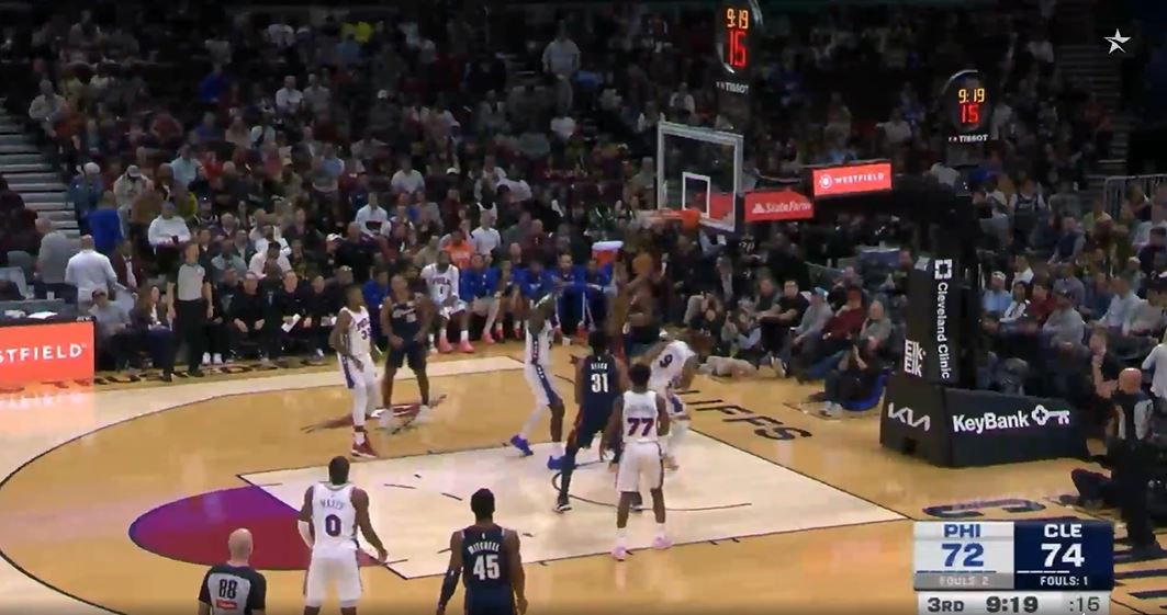 Can't stop it! Mitchell & Allen combined for 27 points and 6 rebounds in a single quarter