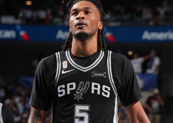 Castle: It’s very difficult to play against Curry. I’m surprised to be able to score a triple-double with Wenbanyama.