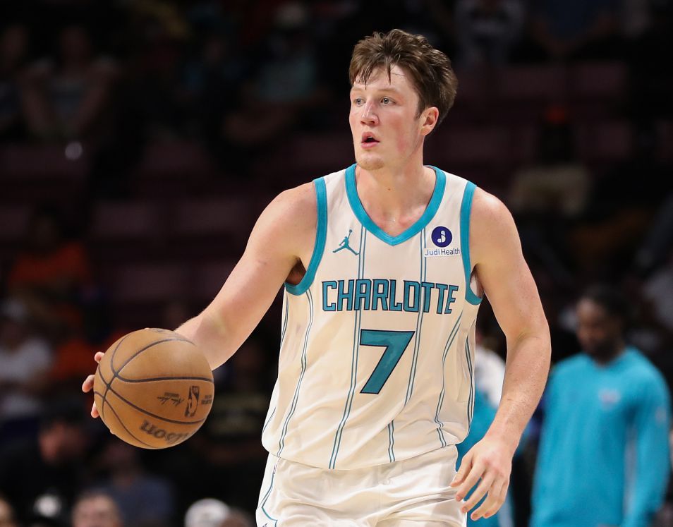 Half of the home team's field! Knipel invited 2,000 friends to watch him play the Bucks