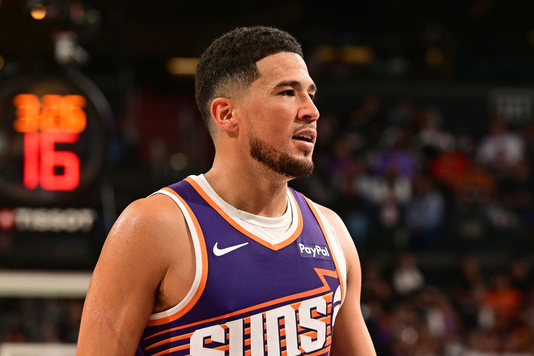 Isolated and helpless! Booker scored 31 points and 7 assists, falling into a losing streak in back-to-back games.