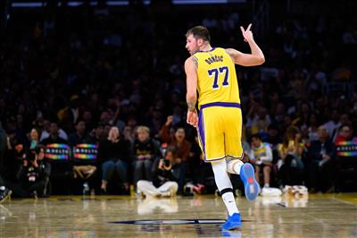A lone hero! Doncic scored 32 points at halftime, single-handedly leading the team to reverse the Timberwolves' game