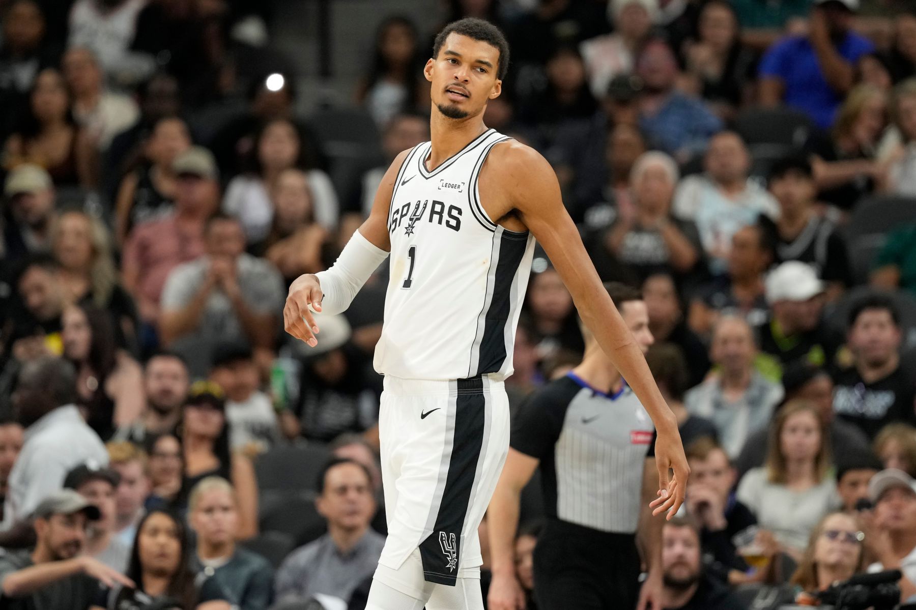 How difficult is it for players on the same team to have a triple-double in the same game? There are only 20 times in NBA history, Westbrook participated in 4 times