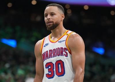 Curry continued his hot competitive form back to back, scoring 24 points with 5 three-pointers in the half.